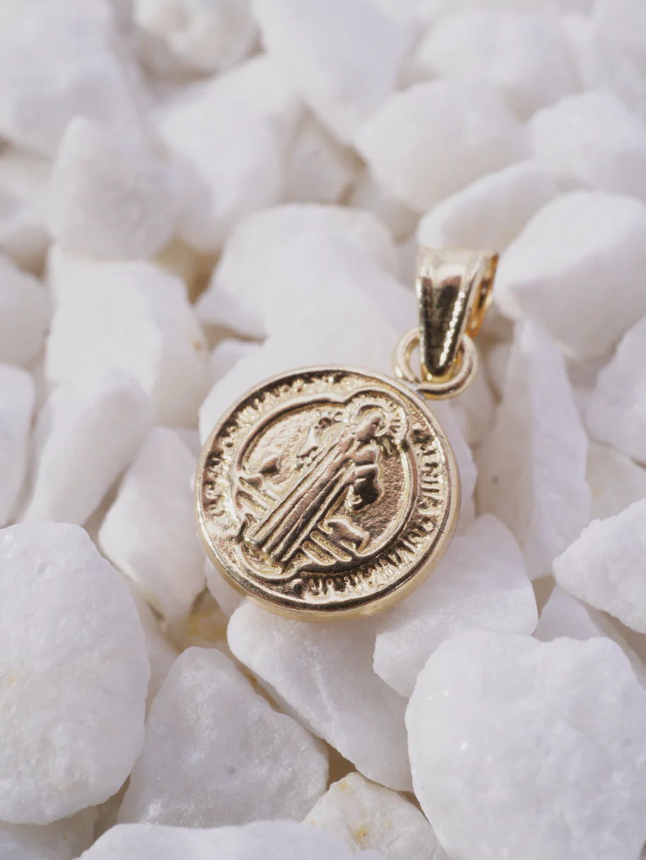 Dije medalla san benito pequeña